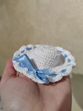 Cappellino bomboniera macramé bianco e azzurro 