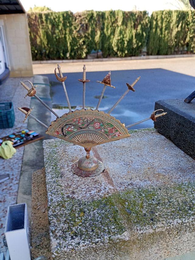 Antiguo abanico con espadas