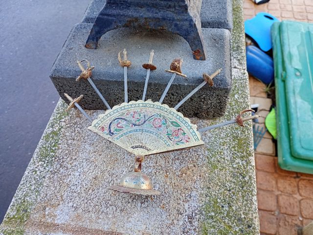 Antiguo abanico con espadas