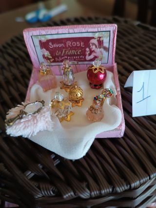 Miniature. Espositori di profumo.