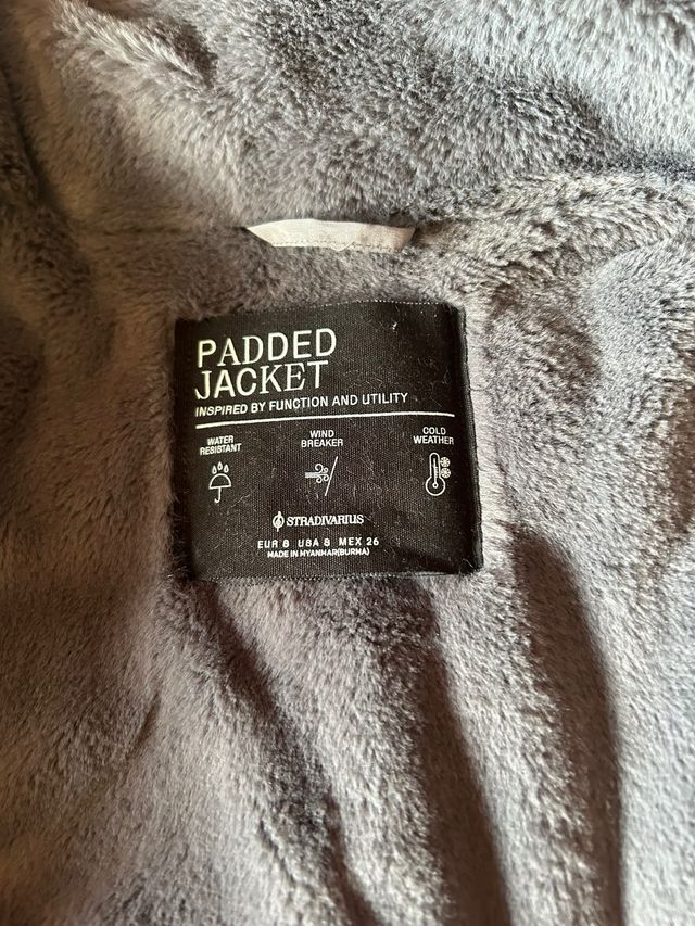 Chaqueta acolchada de color gris de Stradivarius