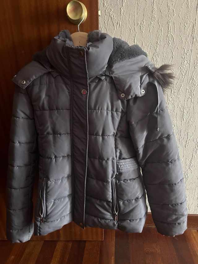 Chaqueta acolchada de color gris de Stradivarius