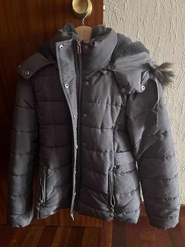 Chaqueta acolchada de color gris de Stradivarius