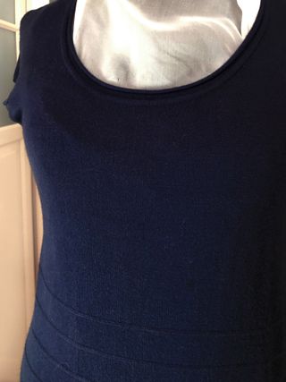 Vestido de punto en azul marino. Leer descripción
