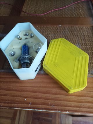 CAJA BOMBILLAS RENAULT ANTIGUA