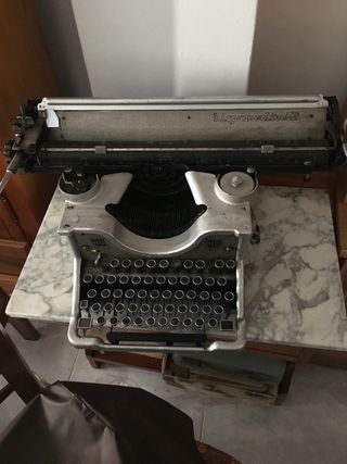Maquina de escribir antigua