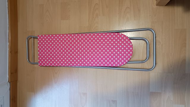 Plancha y tabla de planchar infantil.