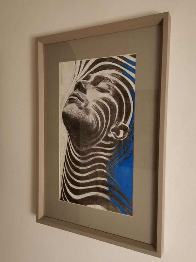 Quadro con dipinto a matita..