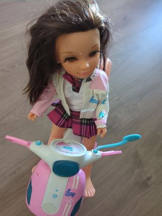 Muñeca Nancy con vespa rosa