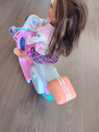 Muñeca Nancy con vespa rosa