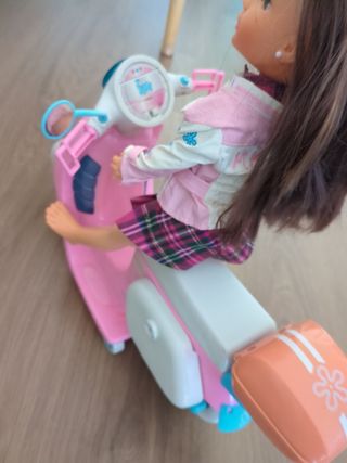 Muñeca Nancy con vespa rosa