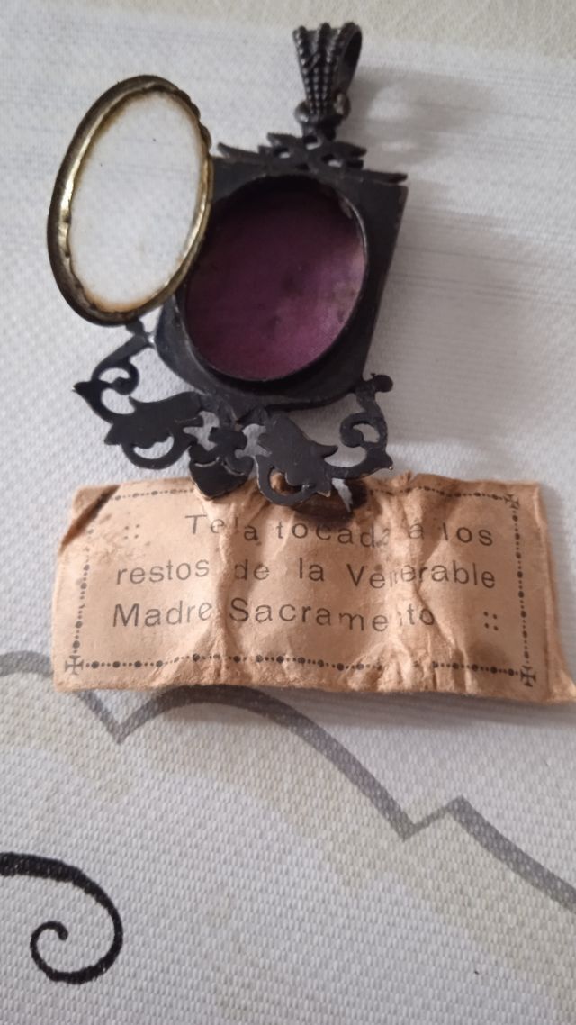 RELICARIO VICTORIANO CON RELIQUIA