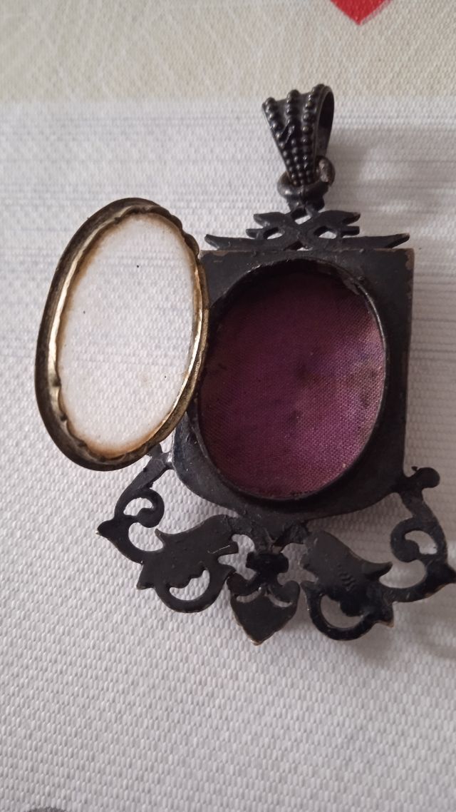 RELICARIO VICTORIANO CON RELIQUIA