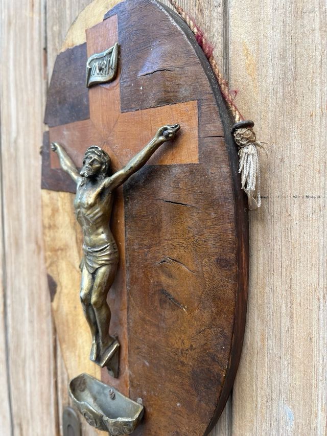 Antigua Madera and Jesus è di bronzo.