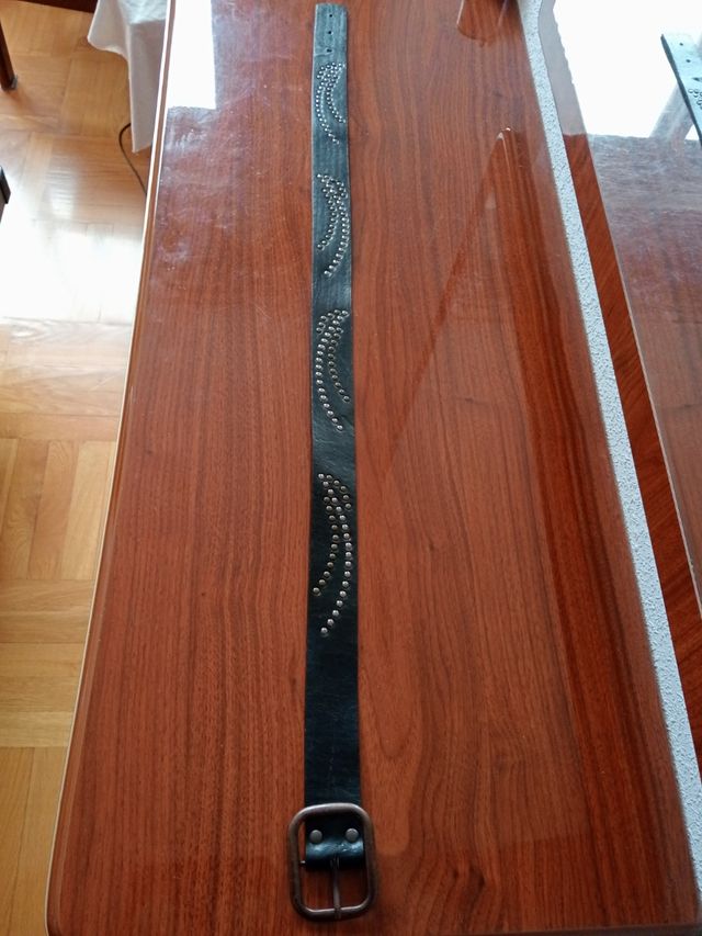 8€ Cinturón negro con adornos metálicos