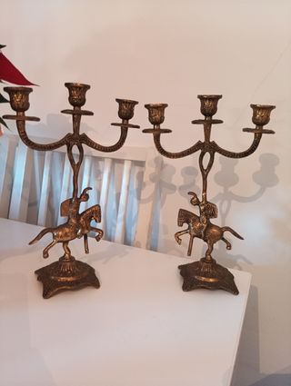 Pareja de candelabros de bronce jinetes romano a c