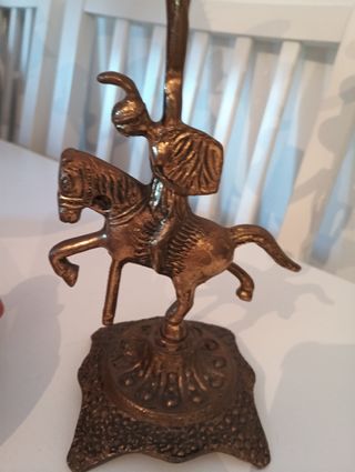 Pareja de candelabros de bronce jinetes romano a c