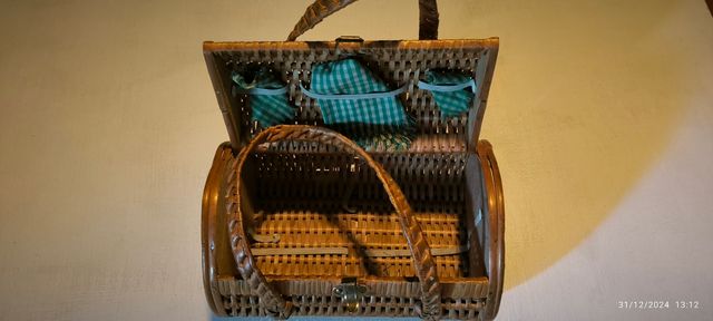 Cestita de picnic con cacharritos. Vintage.