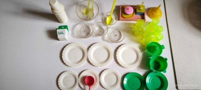 Cestita de picnic con cacharritos. Vintage.