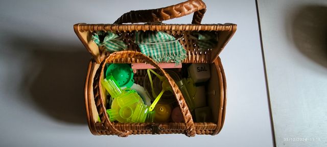 Cestita de picnic con cacharritos. Vintage.