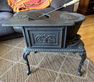 Estufa antigua leña de hierro fundido