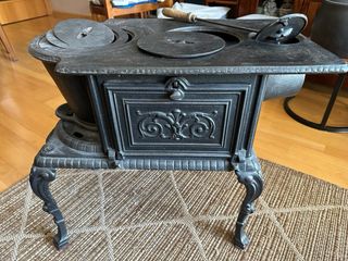 Estufa antigua leña de hierro fundido