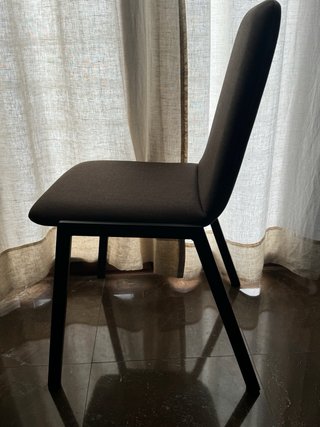 Silla tapizada marrón