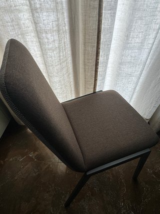 Silla tapizada marrón