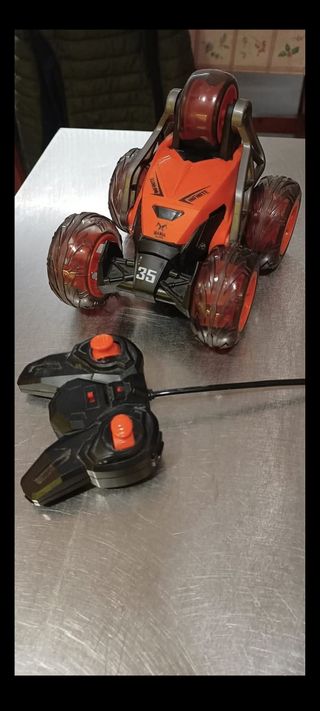 Coche teledirigido que hace piruetas