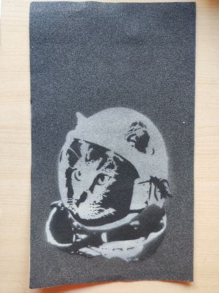 Stencil de street art (graffiti) sobre lija skate