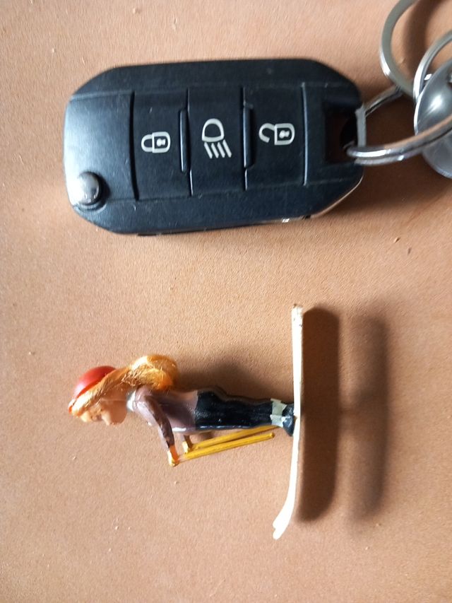 Dos muñecos de plástico, más de 150 años