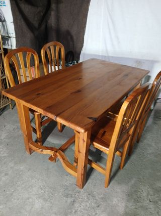 Mesa y 4 sillas madera maciza se venden