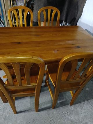 Mesa y 4 sillas madera maciza se venden