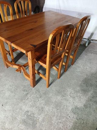 Mesa y 4 sillas madera maciza se venden