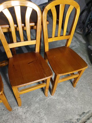 Mesa y 4 sillas madera maciza se venden