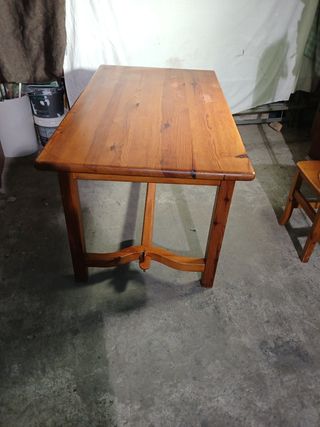 Mesa y 4 sillas madera maciza se venden