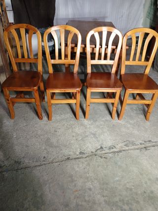 Mesa y 4 sillas madera maciza se venden