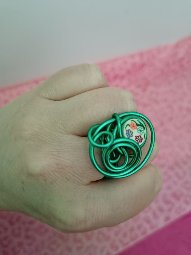 Anillo verde de alambre