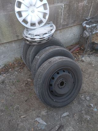 4 llantas chapa Nissan con tapacubos y neumáticos 
