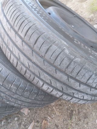 4 llantas chapa Nissan con tapacubos y neumáticos 