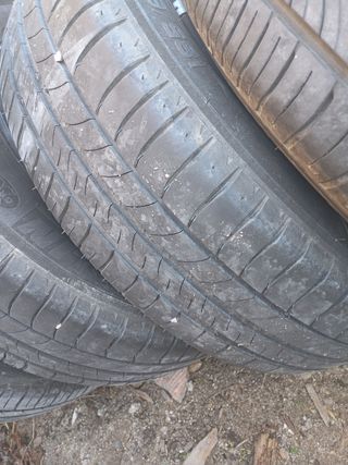 4 llantas chapa Nissan con tapacubos y neumáticos 