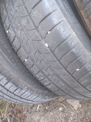 4 llantas chapa Nissan con tapacubos y neumáticos 