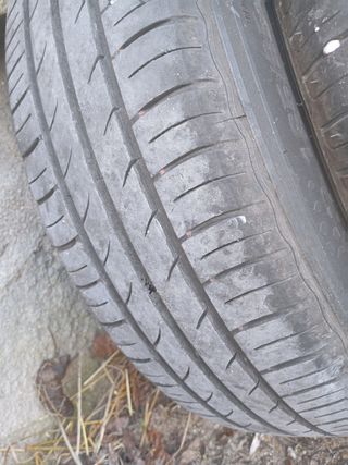 4 llantas chapa Nissan con tapacubos y neumáticos 