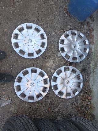 4 llantas chapa Nissan con tapacubos y neumáticos 