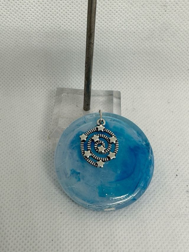 Ciondolo handmade in resina con charm
