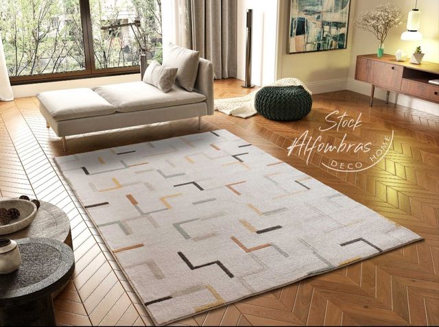 ALFOMBRA COLOR CREMA CON DISCRETO DISEÑO 