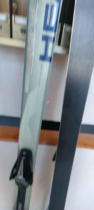 Sci nuovi completi di bastoni.