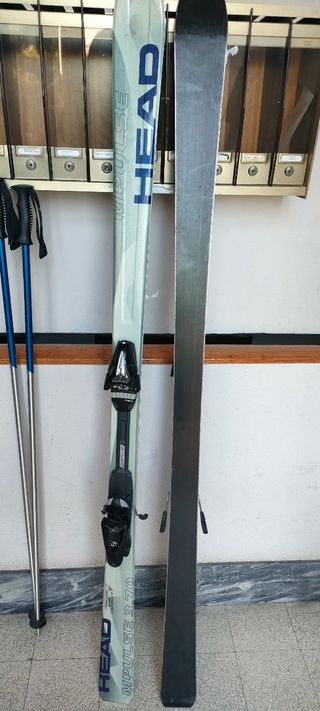 Sci nuovi completi di bastoni.