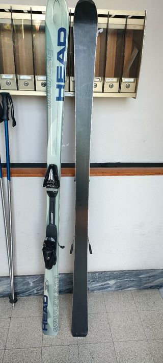 Sci nuovi completi di bastoni.