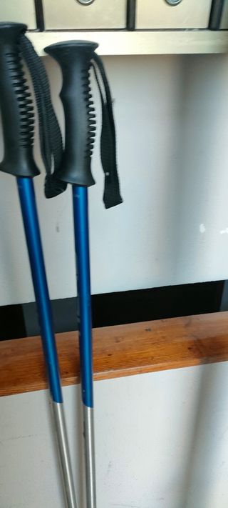 Sci nuovi completi di bastoni.